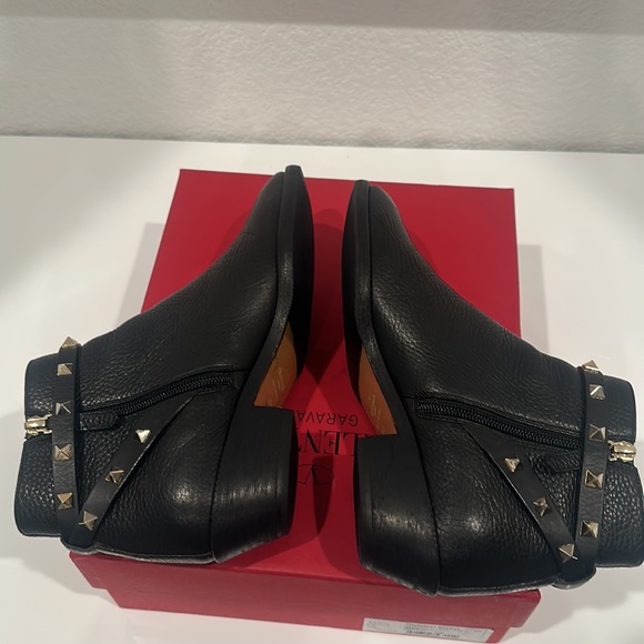 Authentic VALENTINO GARAVANI
Rockstud Leather Ankle Boots - Picture 8 of 15